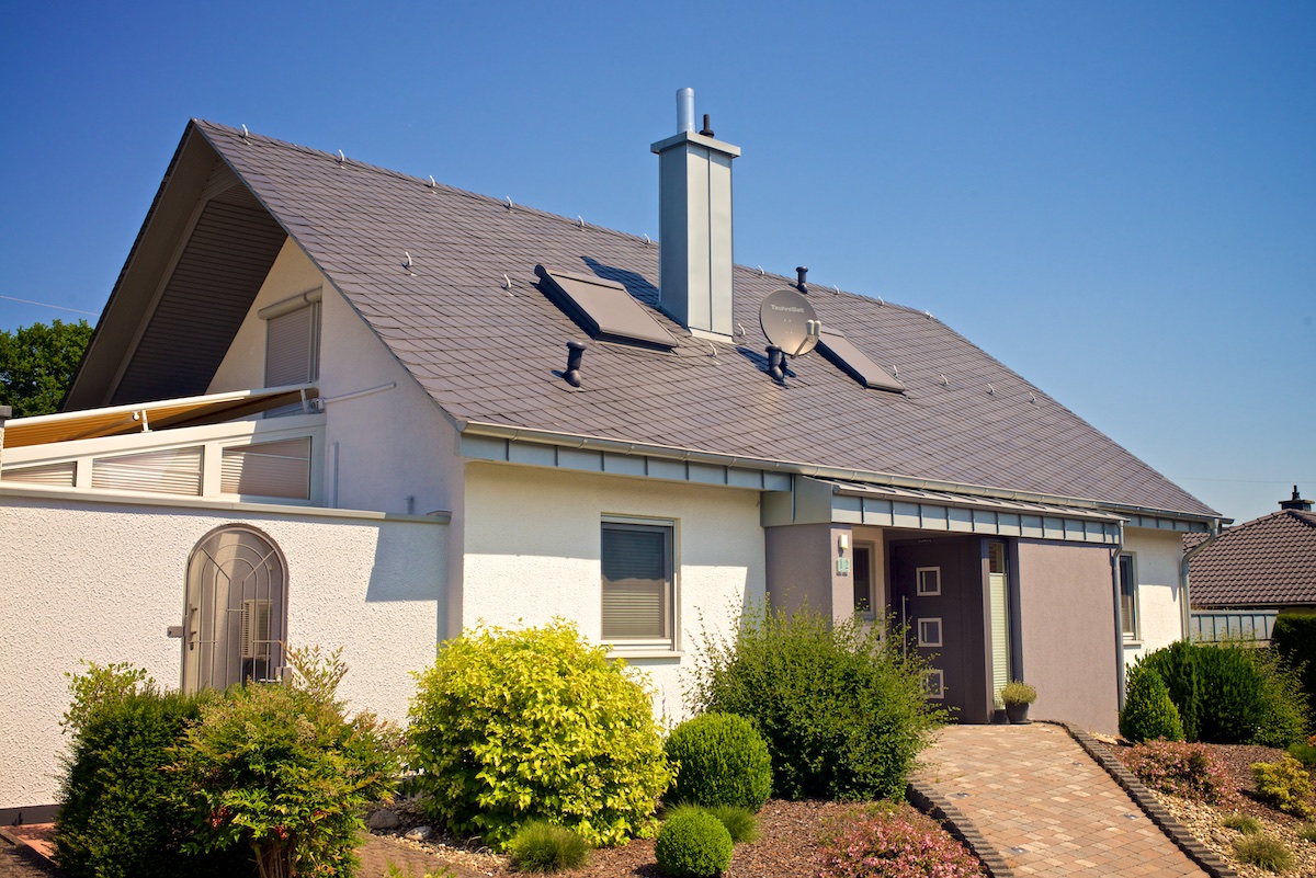 Ein Haus gedeckt von einer modernen Dachdeckerei