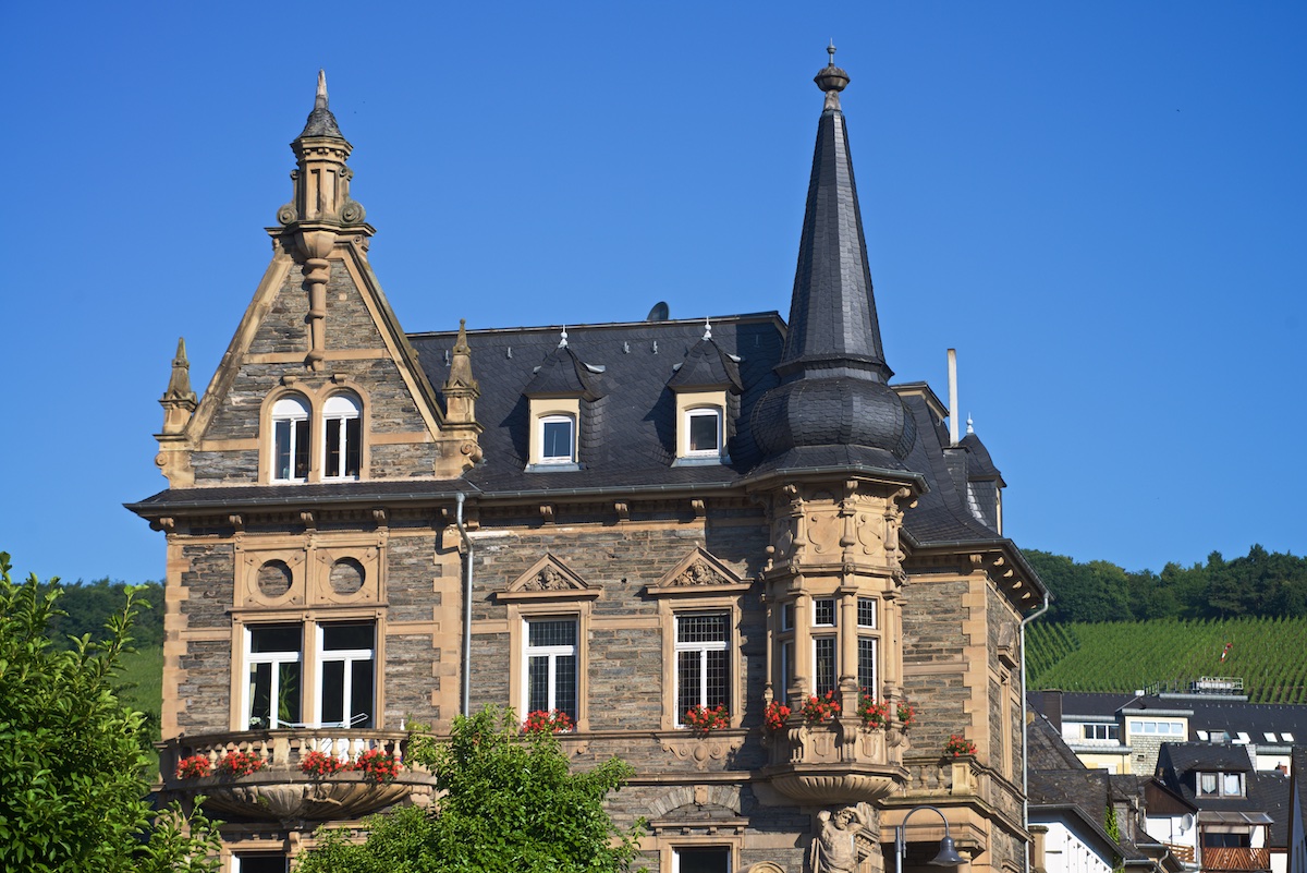 historische-villa-bernkastel-dachdeckung-schiefer-steildach-denkmalpflege