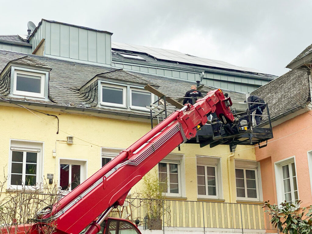 Kleinere Reparaturen können mit einer Hebebühne Kosten effizient und schnell erledigt werden.